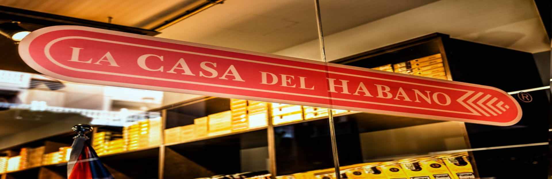 Tiendas de ron y tabaco, Habana, Cuba Travel